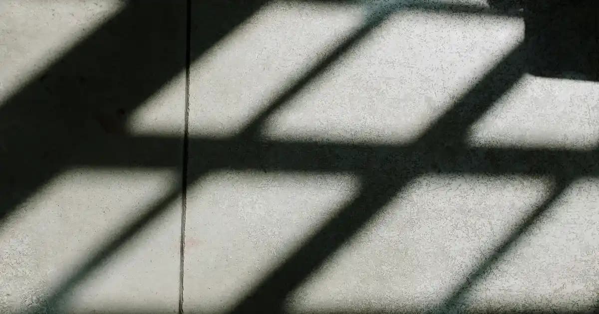 Burberry Weekend Erkek Parfümü: Ferah ve Odunsu Notalarla Kendine Güvenen Erkekler İçin