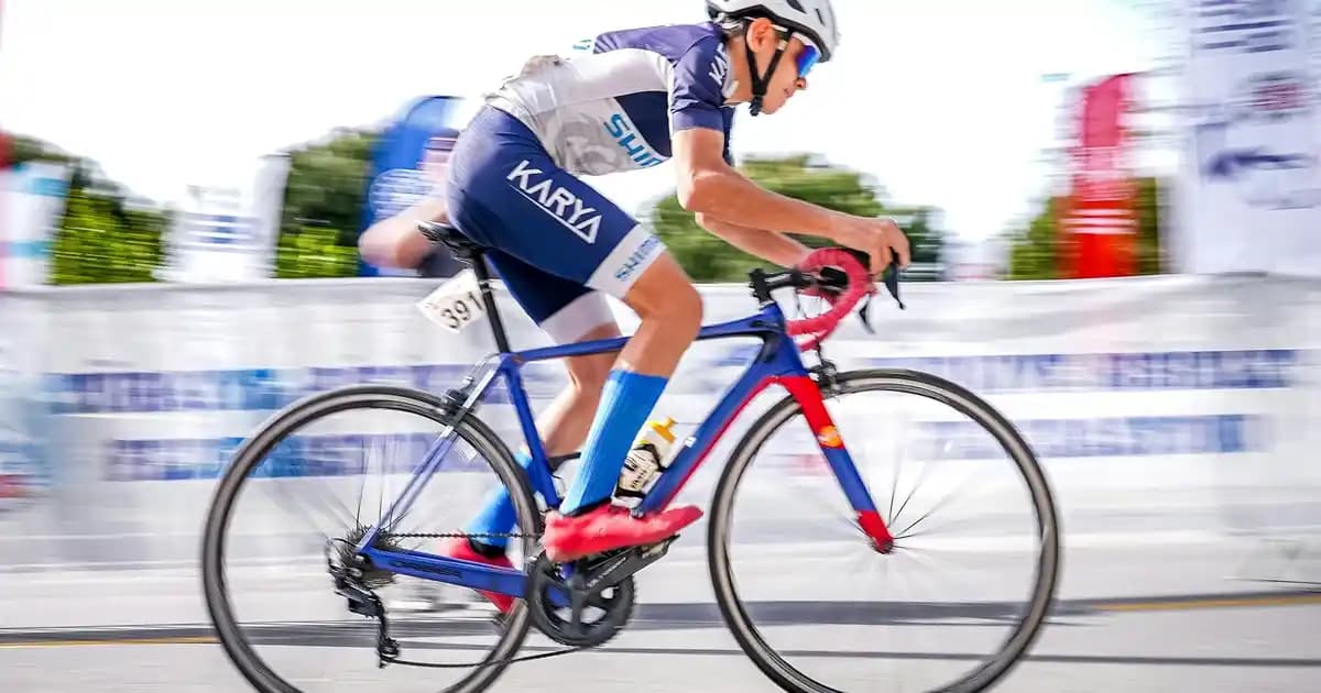 Kirpik Tarağı Nedir ve Göz Makyajında Kullanımının Önemi Hakkında Detaylı Bilgi