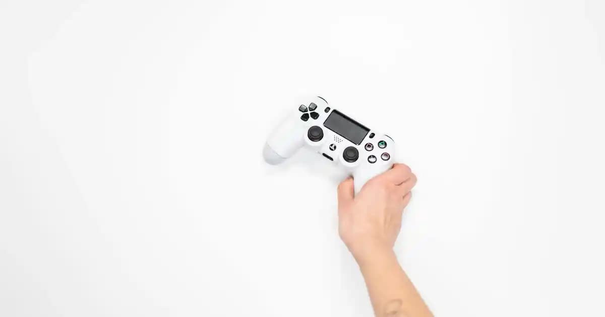 Snow Glam Oje Nedir? Işıltılı ve Zarif Tırnaklar İçin Güncel Trend