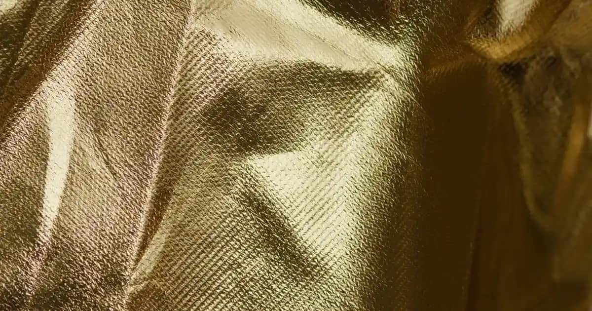 Topaz Gloss Dudak Parlatıcıları: Doğal Işıltı ve Sağlıklı Dudaklar İçin Rehber