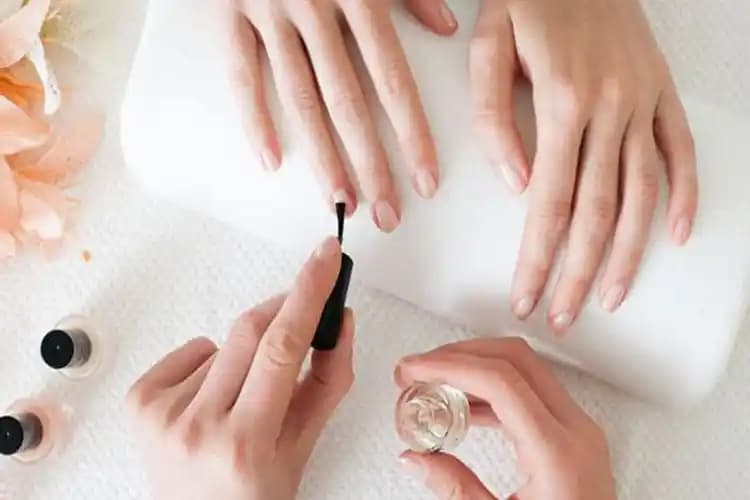 Acı Oje Nasıl Çıkarılır? Etkili ve Zararsız Tırnak Bakım Yöntemleri