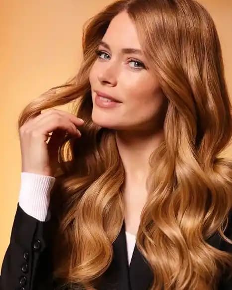 Açık Karamel Saç Rengi: Doğal Işıltı ve Cilt Tonlarına Uyum Rehberi