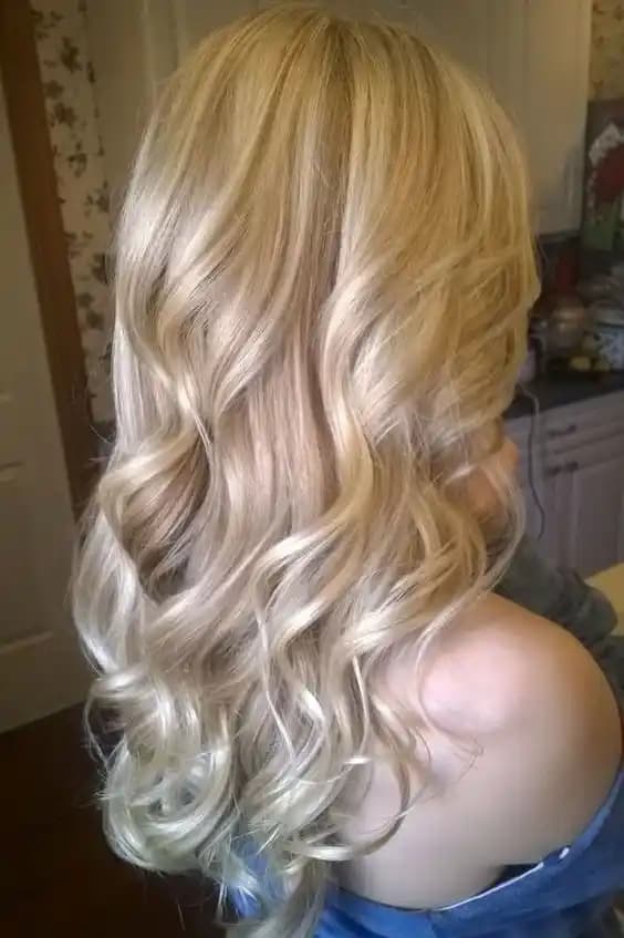 Açık Sarı Saçlar: Doğru Bakım ve Stil Önerileri ile Parlak ve Zarif Görünüm