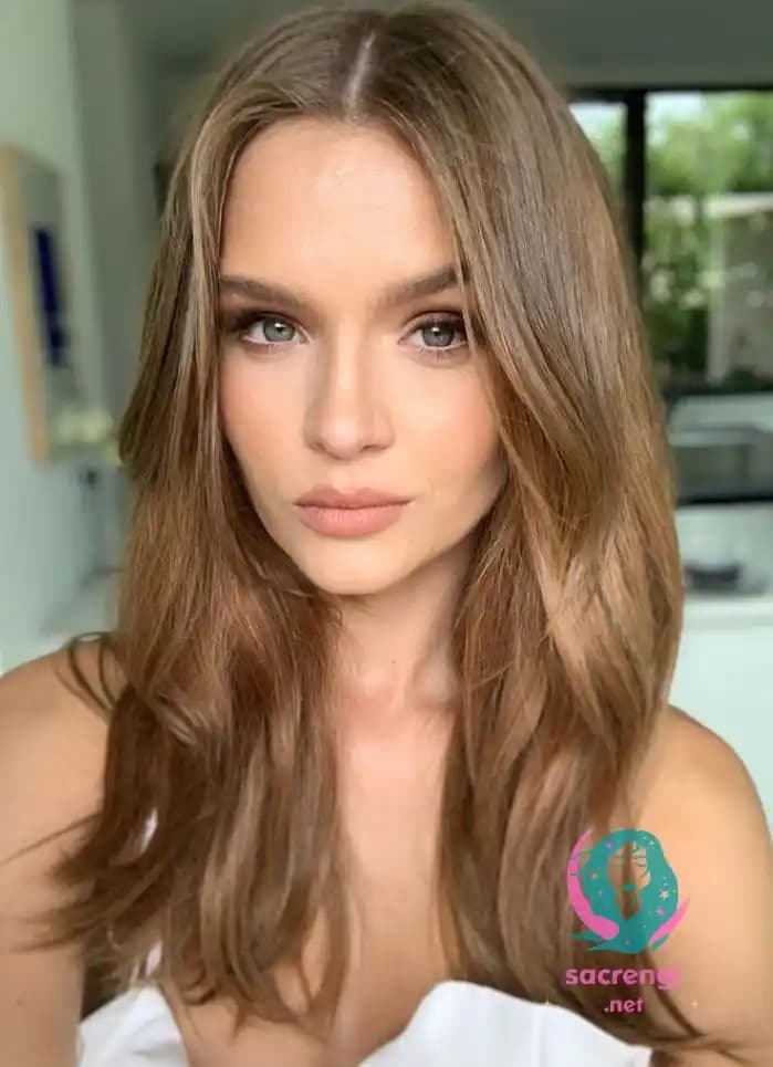 Açık Sütlü Kahve Saç Rengi: Doğallık ve Şıklığın Uyumu ile Bakım ve Stil Önerileri