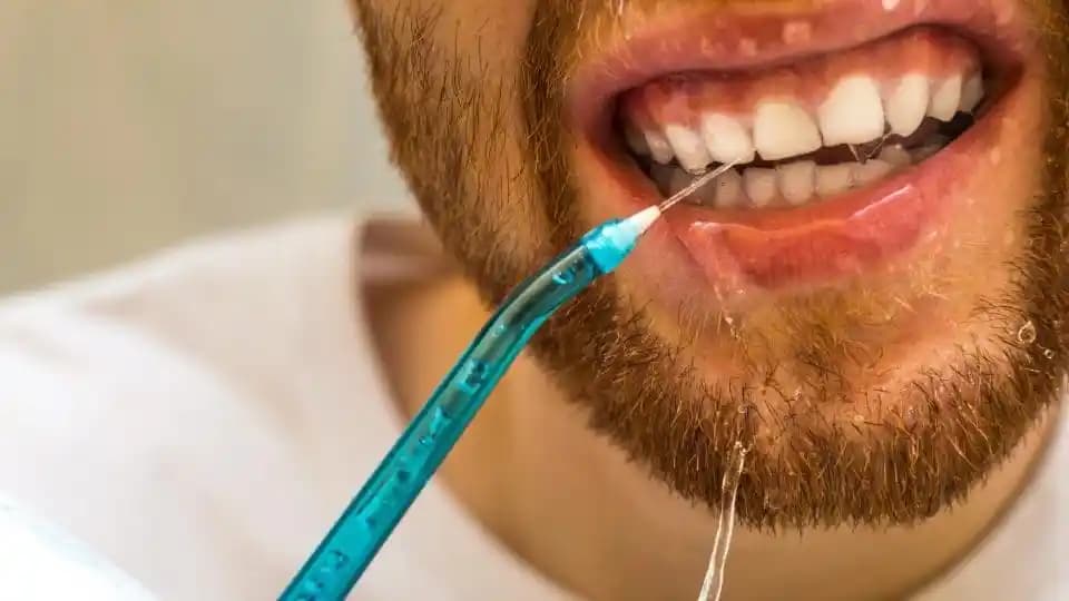 Ağız Duşu Nedir ve Ağız Sağlığında Sağladığı Faydalar ve Kullanım Yöntemleri