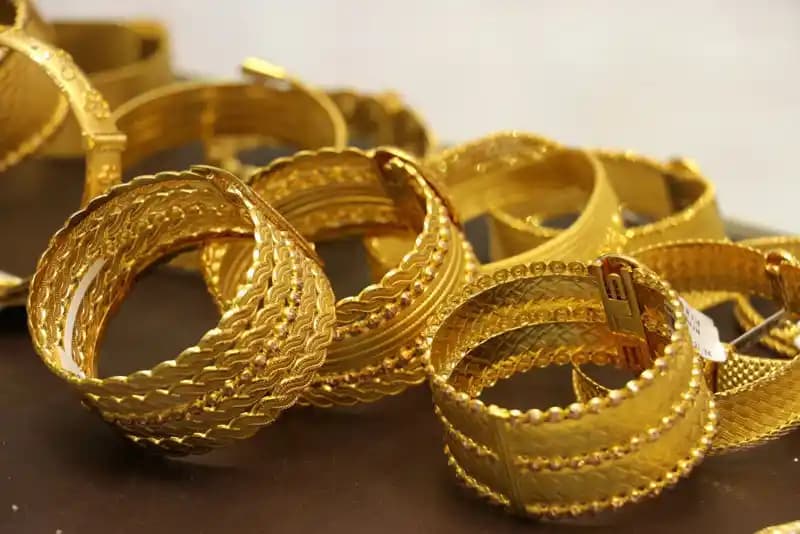 Altın Dore Rengi: Kozmetikte Zarafet ve Parlaklığın Etkileyici Simgesi