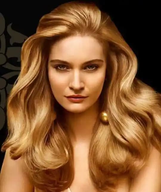 Altın Sarı Saç Rengi: Parlaklık, Zarafet ve Doğallığın Mükemmel Uyumu