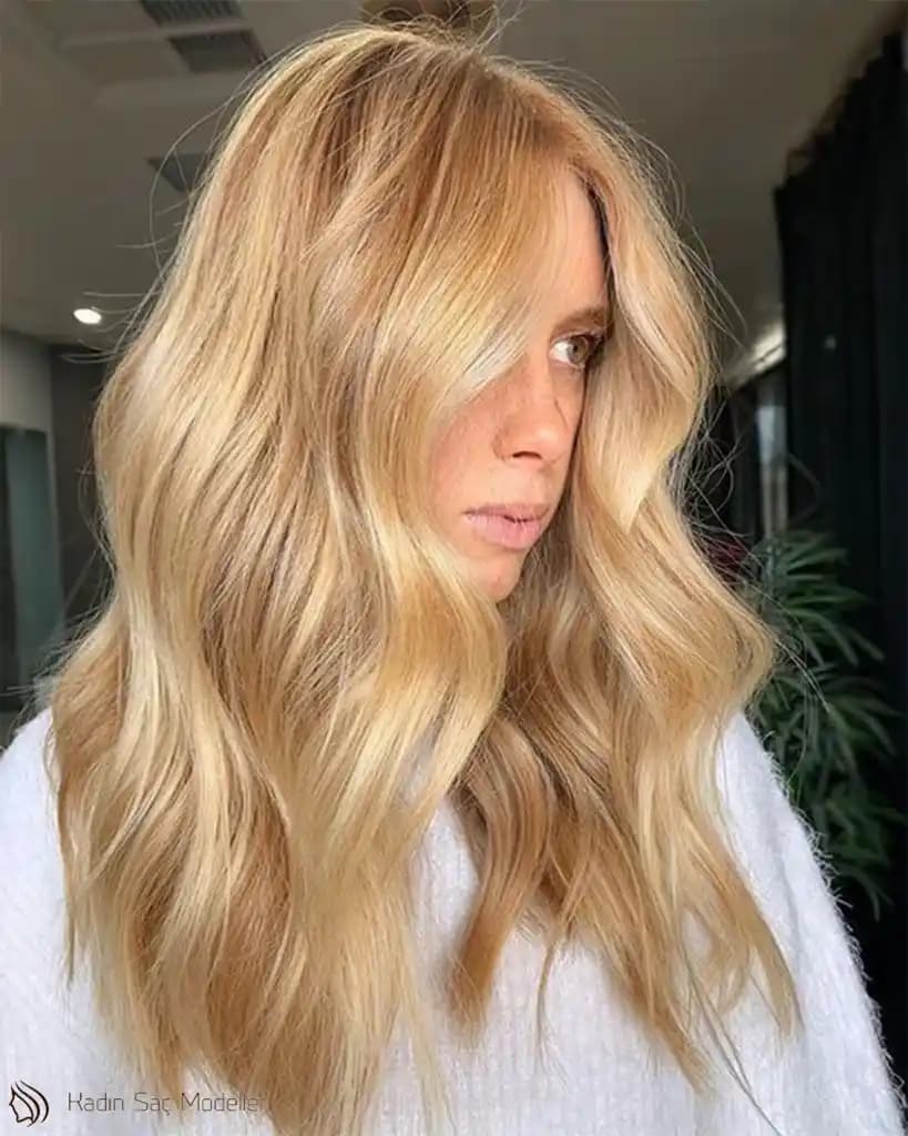 Altın Sarısı Saç Rengi: Parlaklık, Uyum ve Bakım Önerileriyle Enerjik Görünüm