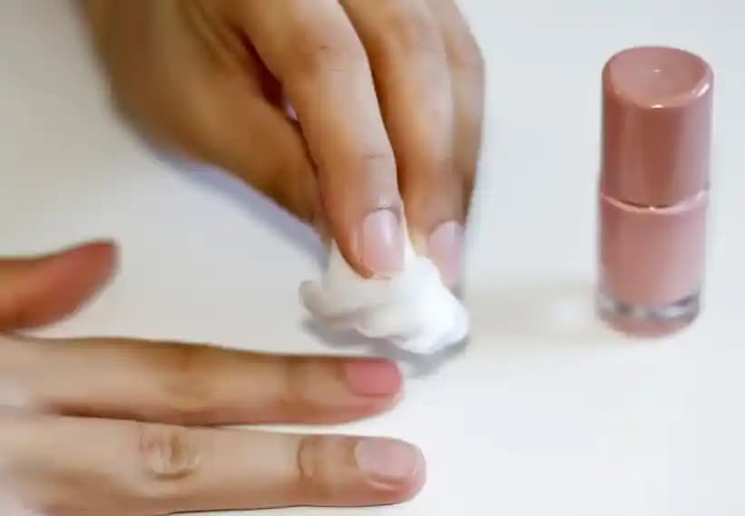 Aseton Olmadan Oje Nasıl Çıkarılır? Doğal ve Etkili Ev Yöntemleri