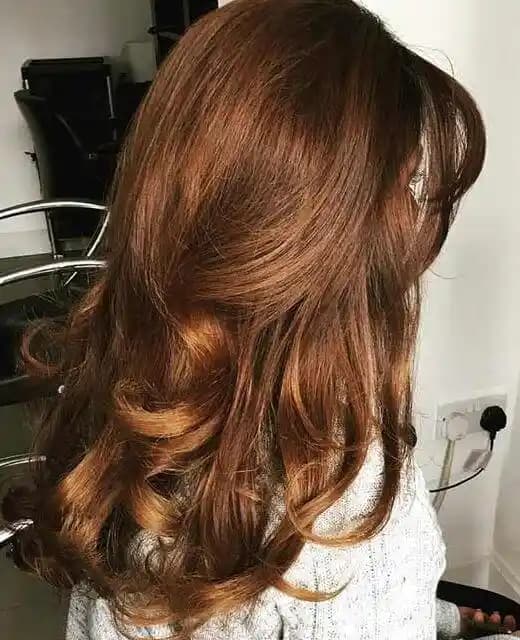 Bakır Bronz Kahve Saç Rengi: Doğal Işıltı ve Sıcaklıkla Modern Saç Trendi