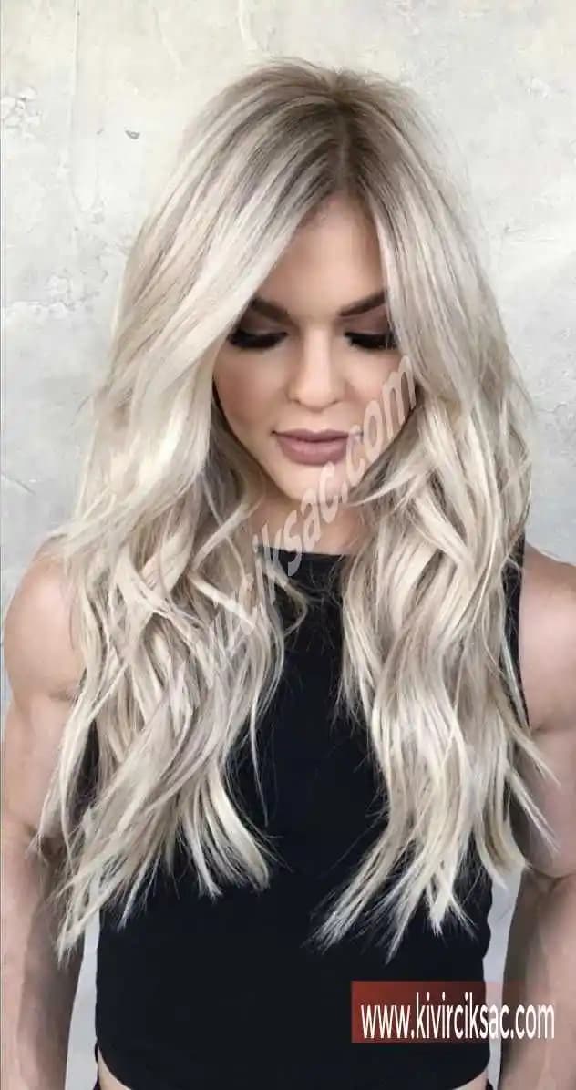 Bal Köpüğü ve Platin Sarısı Karışımıyla Saç Renklerinde Doğal ve Canlı Uyum