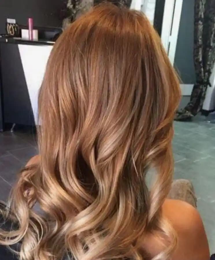 Bal Saç Rengi: Doğal ve Sıcak Tonların Zarif Uyumu ile Saç Bakımı