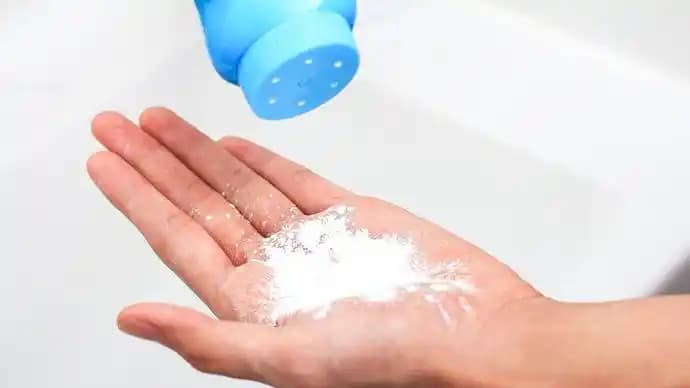 Bebek Pudrası Saç Dökülmesine Neden Olur mu? Saç Bakımında Kullanımı ve Etkileri