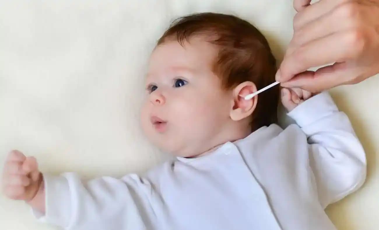 Bebeklerde Kulak Temizliği: Doğru Yöntemler ve Güvenli Bakım İpuçları