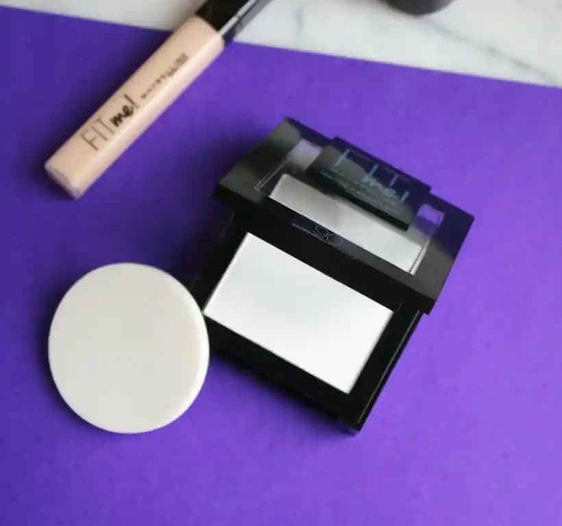 Beyaz Pudra Nedir ve Cilt Bakımında Makyajın Vazgeçilmez Parçası Olarak Kullanımı