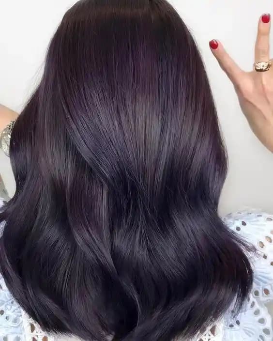 Böğürtlen Siyahı Saç Rengi: Derin Tonlarıyla Modern ve Zarif Saç Rengi Seçeneği