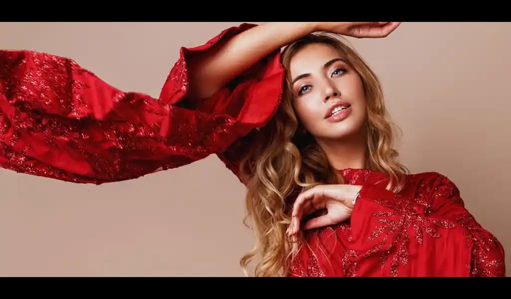 Bordo Elbiseye Uygun Makyaj Rehberi: Renk ve Tekniklerle Şıklığı Tamamlayın