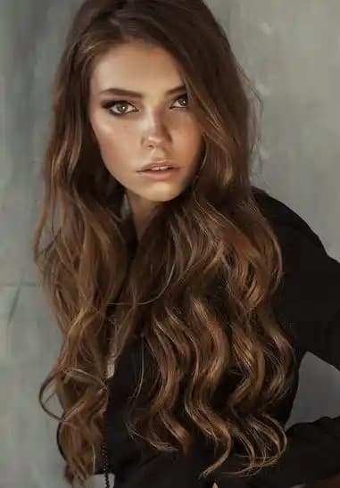Bronz Kumral Saç Rengi: Doğallık ve Şıklığı Yansıtan Sıcak Tonların Özellikleri