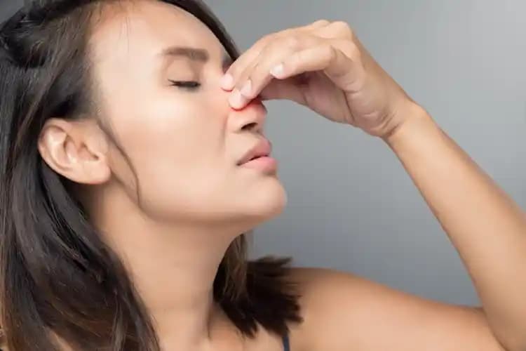 Burun Kenarlarının Kuruması: Nedenleri, Belirtileri ve Etkili Bakım Önerileri