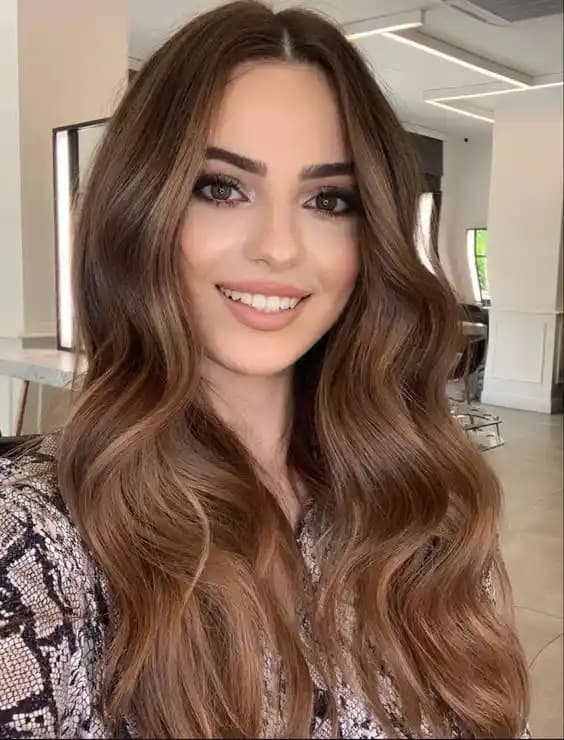 Buz Kahve Saç Rengi: Soğuk Tonların Modern ve Sofistike Yorumları