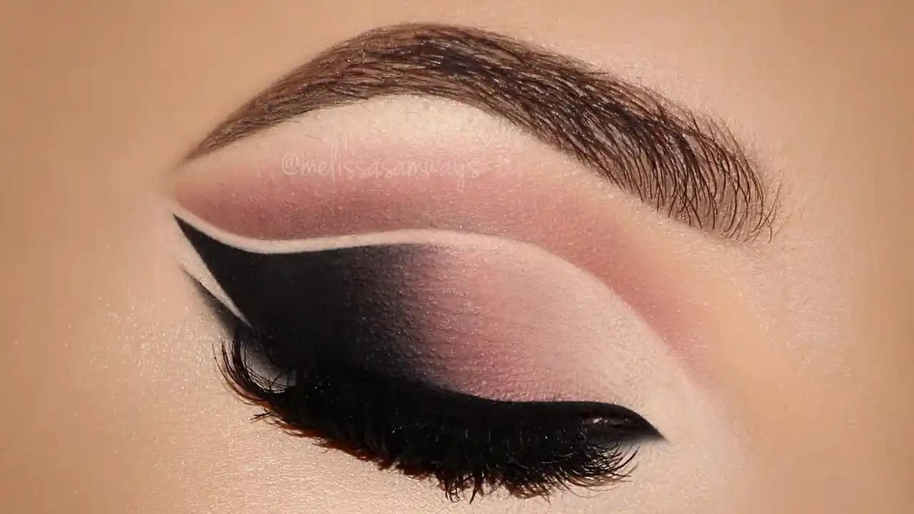 Cut Crease Nedir? Keskin ve Çarpıcı Göz Makyajı Tekniğinin Adımları ve İpuçları