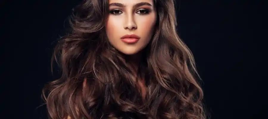 Düşük Poroziteli, Kalın ve Dalgalı Saçlarda Arındırıcı Şampuanların Önemi ve Bakım Yöntemleri