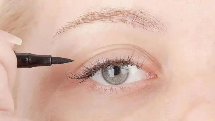 Göz Altı Su Hattına Eyeliner Sürmenin Zorlukları ve Doğru Uygulama Yöntemleri