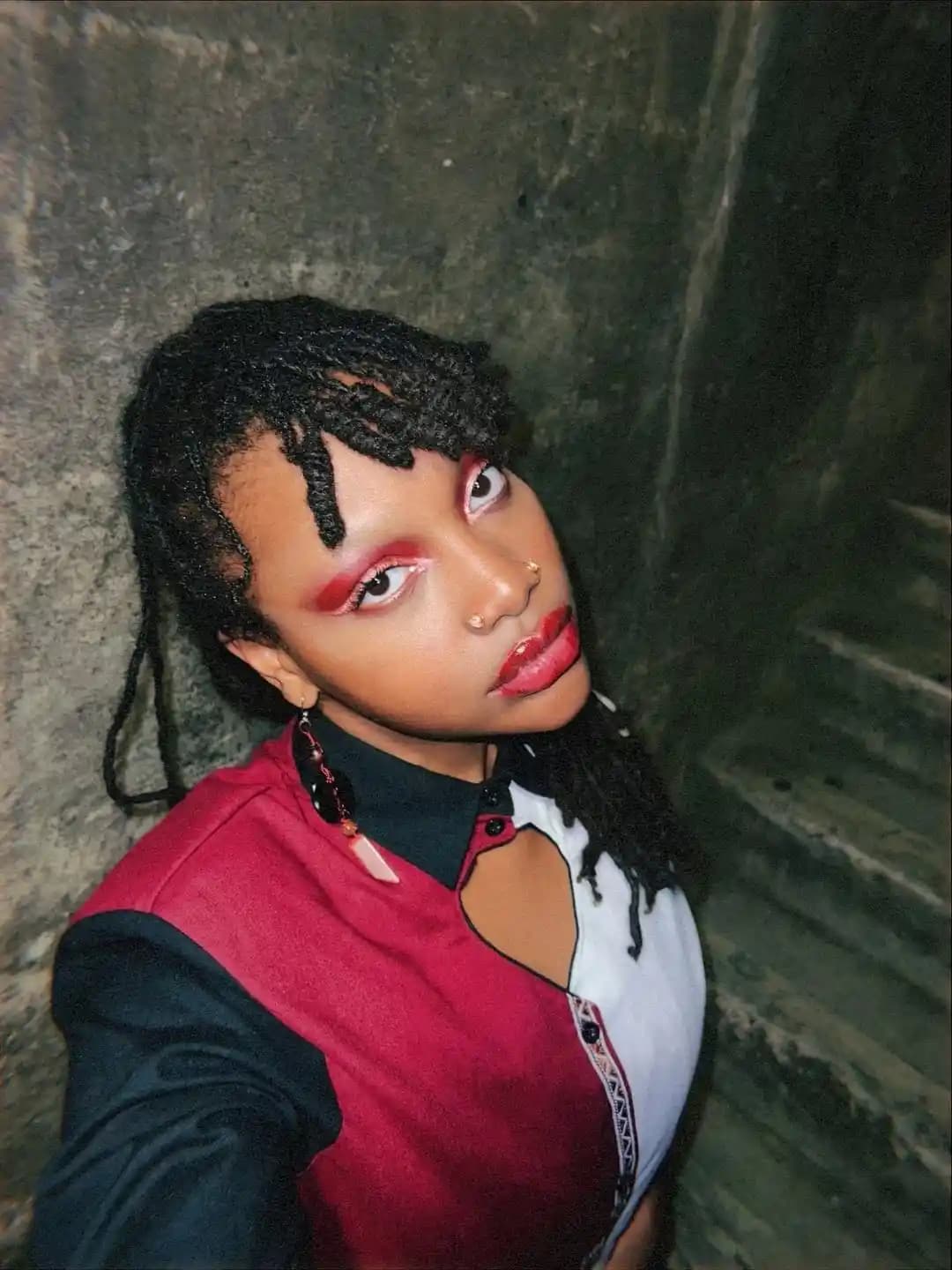 Kaşsız Makyajda Yaratıcılık ve Estetik: Ürünler, Teknikler ve Psikolojik Etkiler