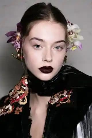 Koyu ve Opak Ruj Seçimi ile Uygulama Teknikleri: Derinlik ve Matlık Sağlama Yöntemleri