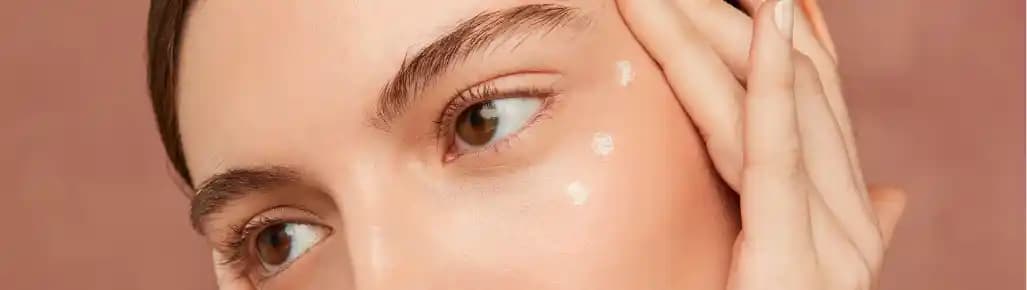 Parlak Cilt ve Yapışkanlık İlişkisi: Doğru Ürün Seçimi ve Uygulama Teknikleri