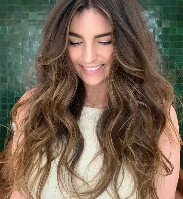 Dalgalı Saç Şekillendirme: Doğal ve Sağlıklı Dalgalara Sahip Olmanın Yöntemleri