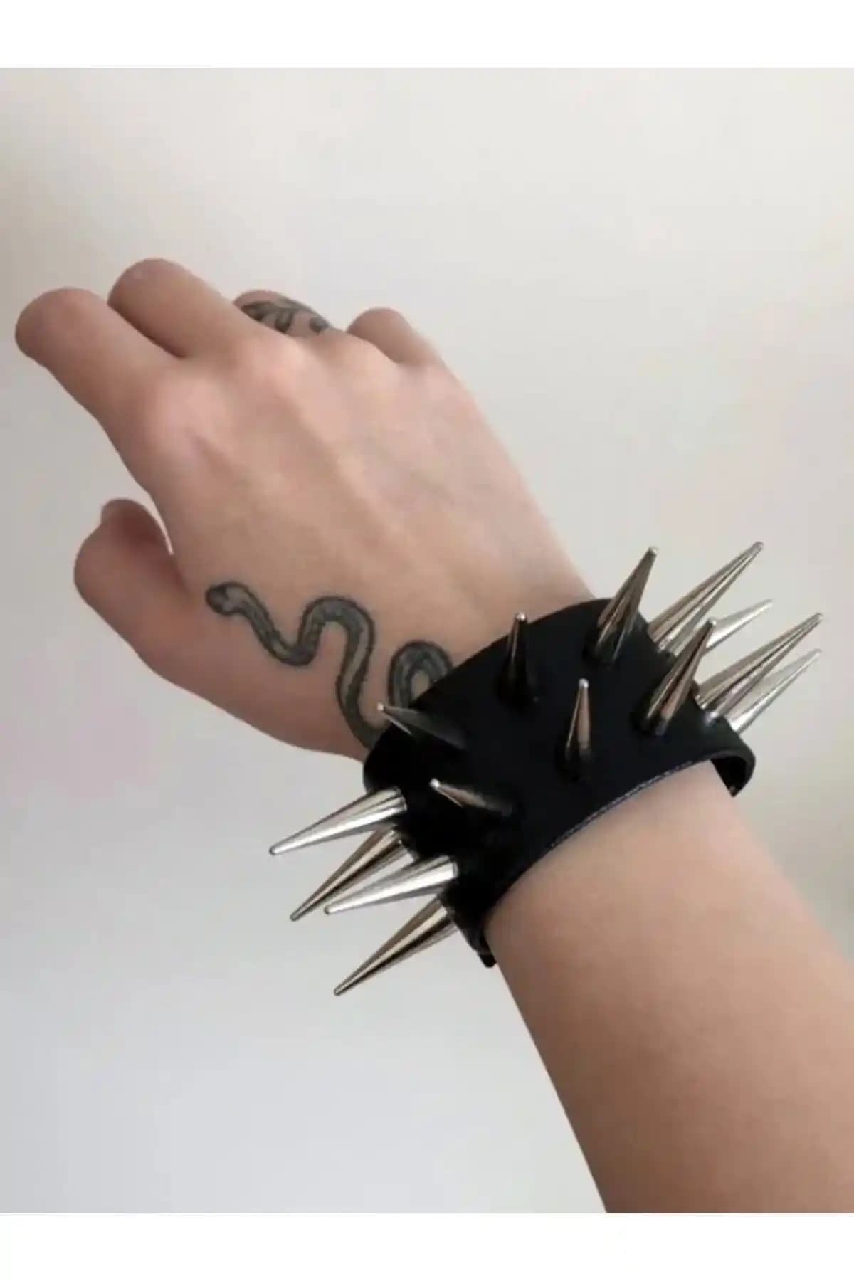 Dikenli Bileklik: Cesur Tasarım ve Şıklığın Modadaki Öncüsü