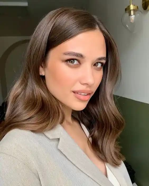 Doğal Kahve Saç Renkleri: Cilt Tonuna Uygun Sıcak ve Doğal Tonlar