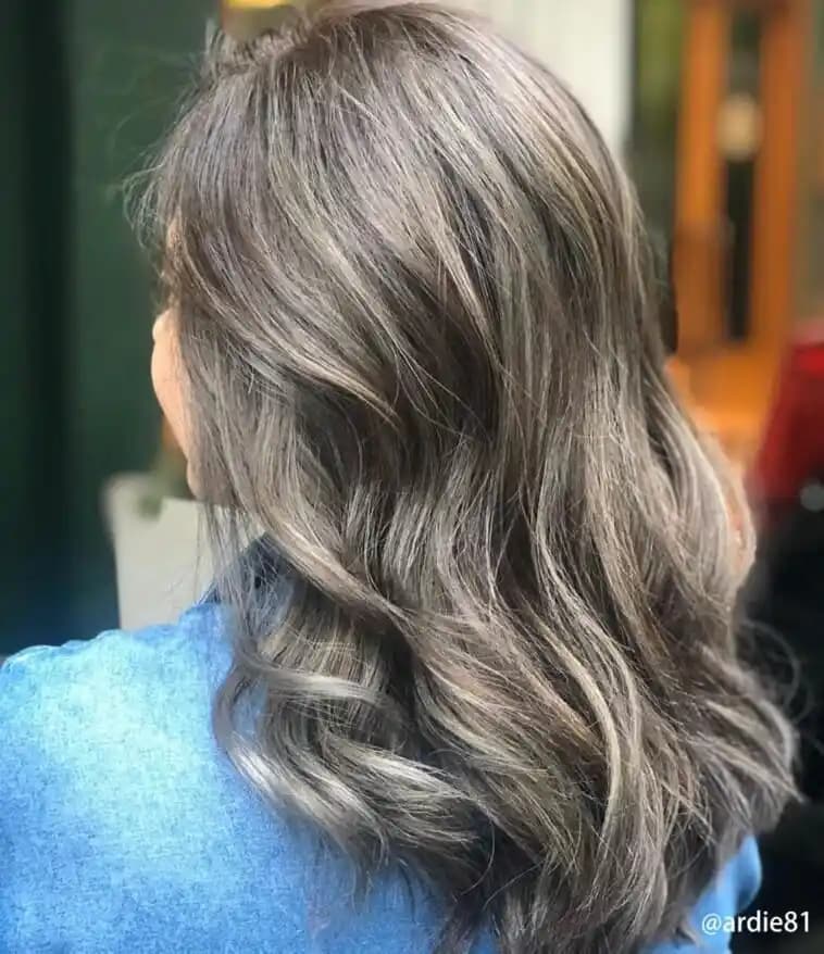 Doğal Küllü Kumral Saç Rengi Nasıl Elde Edilir? Estetik ve Bakım Rehberi