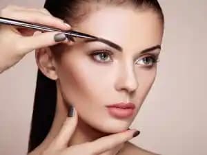 Doğal Yöntemlerle Kaş Rengi Açma: Güvenli ve Etkili Uygulama Teknikleri