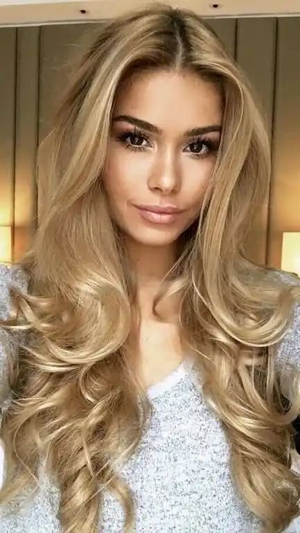 Dore Sarı Saç Rengi: Doğal Işıltı ve Yumuşak Tonlarla Zarif Görünüm Seçeneği