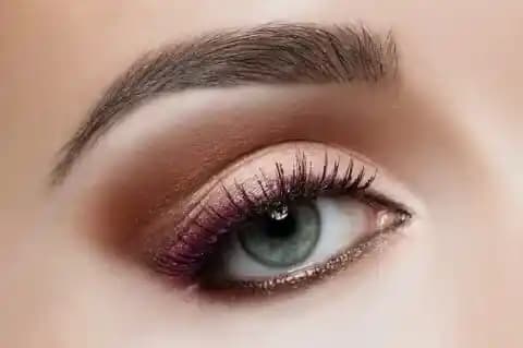Ela Göz Makyajı: Doğal Tonlardan Cesur Renk Seçeneklerine Kapsamlı Rehber