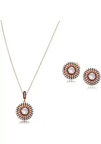 925 Ayar Gümüş ve Elmas Detaylı Kolye ve Küpe Seti Şıklık ve Dayanıklılığı Bir Arada Sunar