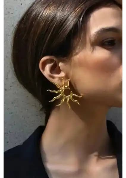 Aurrari Güneş Figürlü Altın Kaplama Küpe: Zarif ve Enerjik Tasarım Seçenekleri