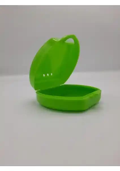 Diş Protez Saklama Kabı ve Kutuları Karşılaştırması: Malzeme, Kullanım ve Kullanıcı Yorumları