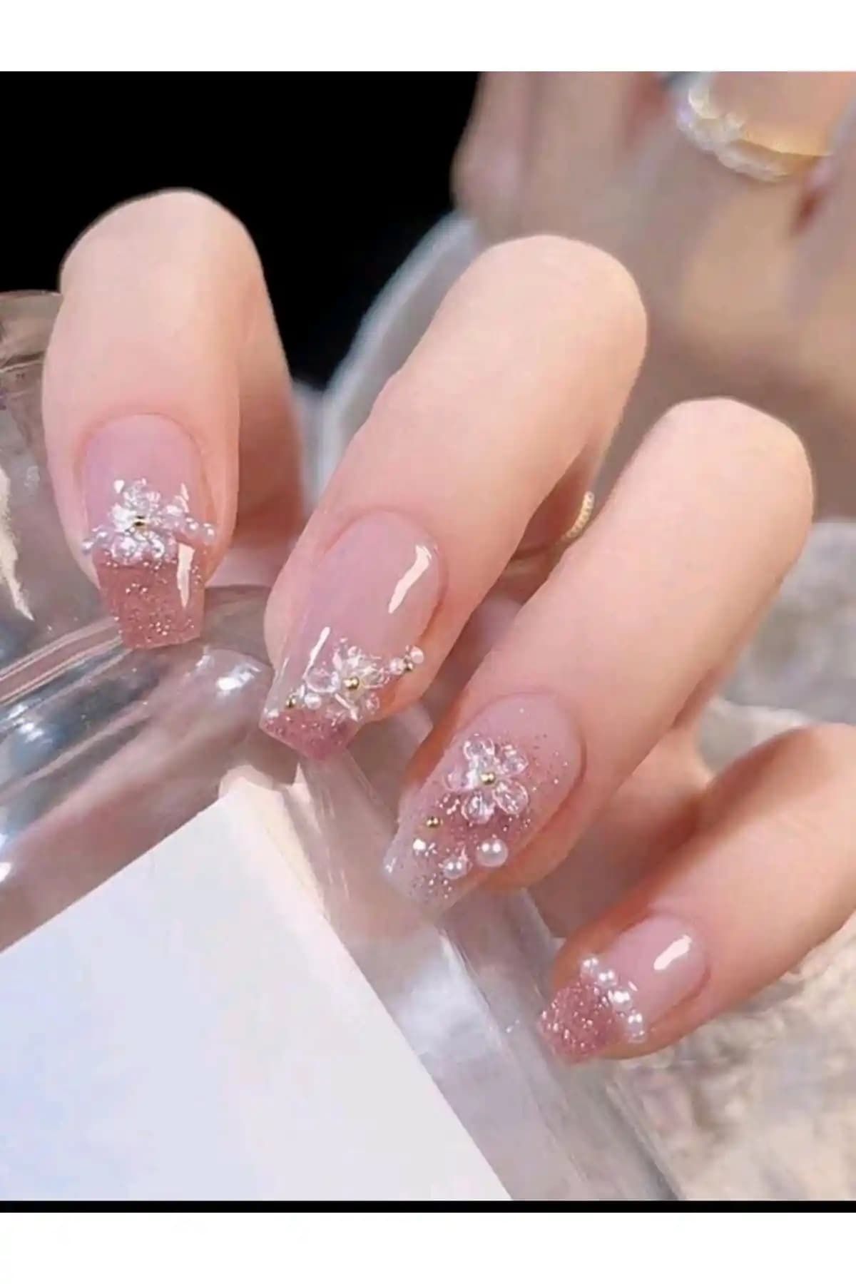 Elnil Butik 24 Parçalık Takma Tırnak Setleri Estetik ve Kullanım Kolaylığı Sunar