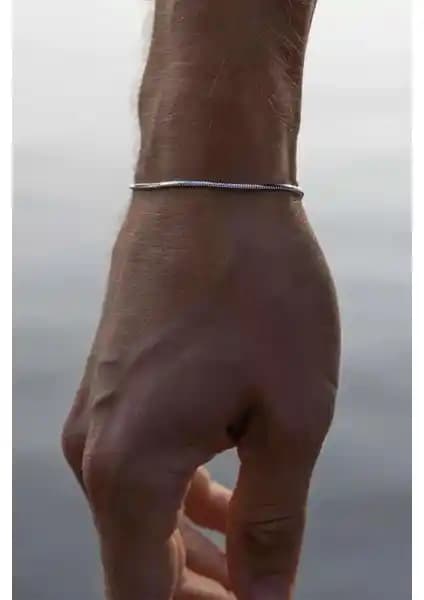 İki Çelik Bileklik Modelinin Malzeme, Tasarım ve Kullanıcı Yorumları Karşılaştırması