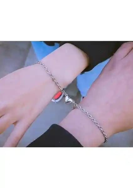 İki Farklı Bileklik Ürününün Malzeme, Tasarım ve Kullanıcı Yorumlarına Dayalı Karşılaştırması