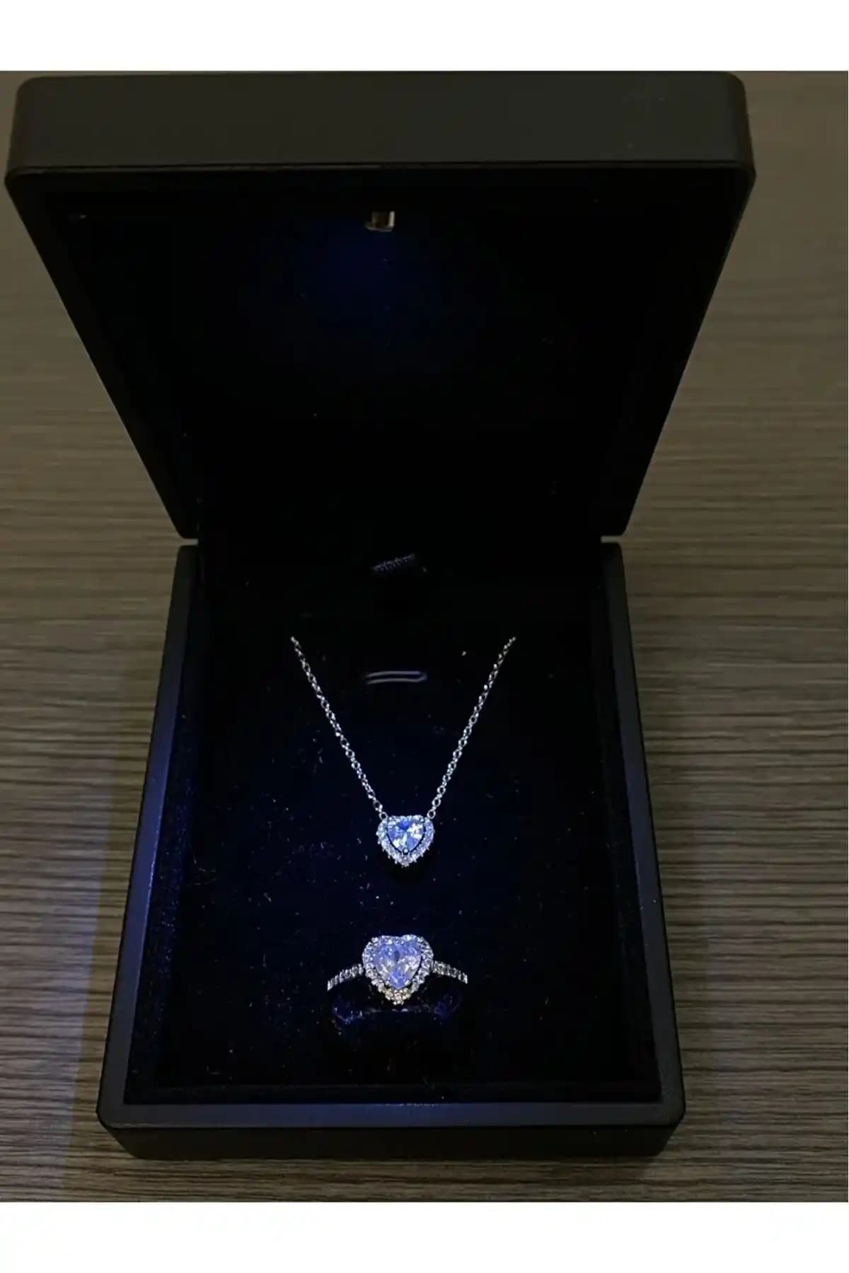 Sepetten Eve Işıklı Kalpli Kolye ve Yüzük Seti Romantizm ve Şıklığın Buluşması