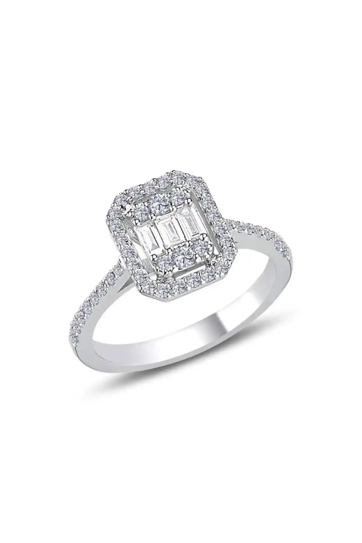 Söğütlü Silver Rodyumlu Çizgili Baget Taşlı Gümüş Yüzük: Zarif ve Dayanıklı Takı Seçeneği