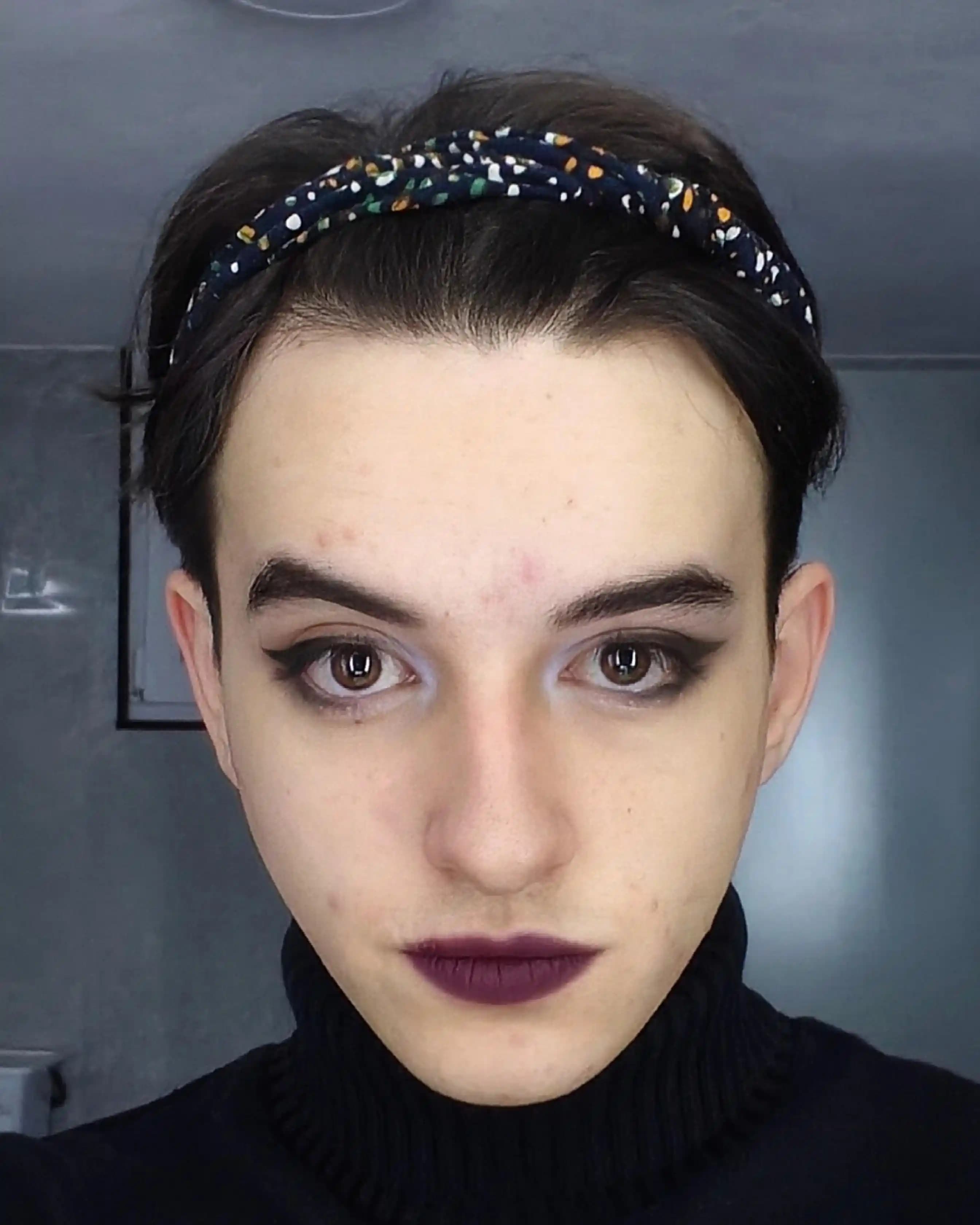 Beyaz Göz Farı ve Siyah Eyeliner ile Kontrastlı ve Uyumlu Göz Makyajı Teknikleri