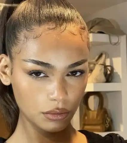 Düz Kaş Trendi: Moda Döngüsü, Yüz Uyumu ve Kaş Sağlığı Üzerine Analiz