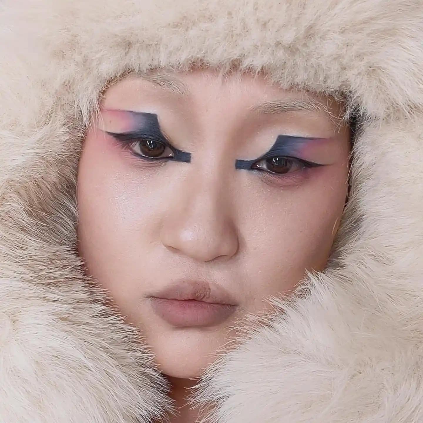 Free Bird: Nomad Cosmetics Paris La Bohème Paleti ile Kanat Temalı Yaratıcı Makyaj Yaklaşımı