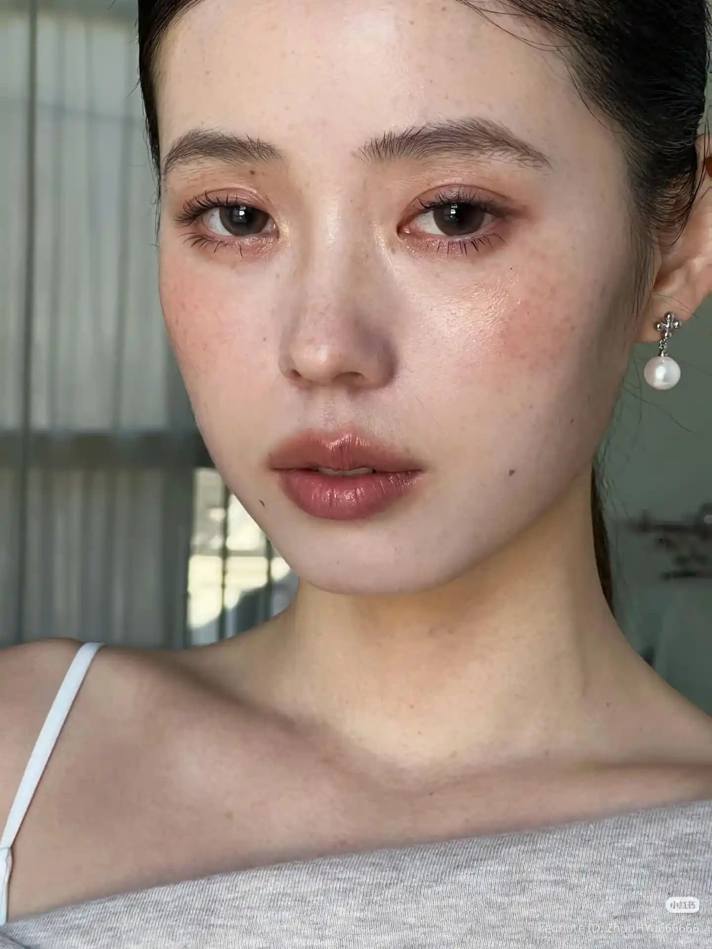 Xiaohongshu'daki Doğal ve Hafif Asya Güzellik Makyaj Görünümünün Yeniden Yaratılması