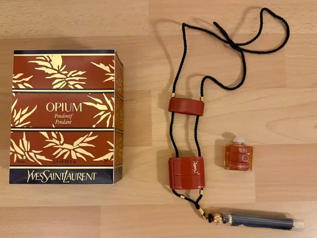 YSL Opium Parfüm Kolyesi: Tasarım, Tarihçe ve Koleksiyon Değeri Üzerine Detaylı İnceleme